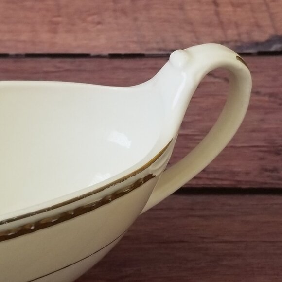 Vintage 1944 Homer Laughlin Eggshell Georgian Gravy Boat with Gold Trim/Accents - Picture 5 of 13
